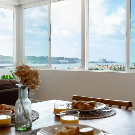 Stunning Belem Views Bright 2-bed Апартаменты